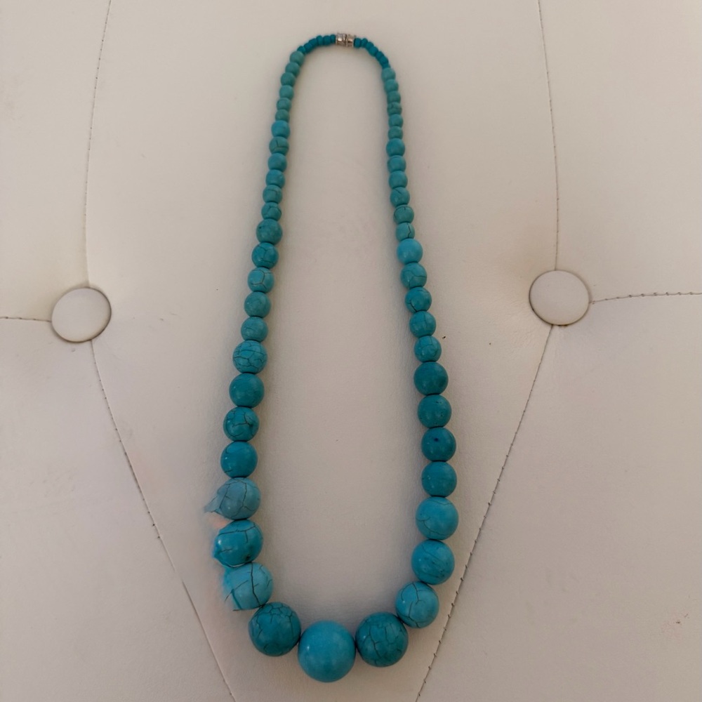 Turquoise bead necklace